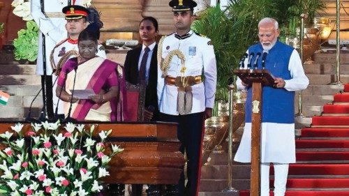 TOPSHOT - India?s Bharatiya Janata Party (BJP) leader, Narendra Modi (R) takes the oath of office ... TOPSHOT - India?s Bharatiya Janata Party (BJP) leader, Narendra Modi (R) takes the oath of office ...