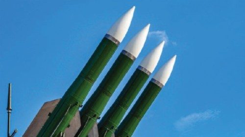Le nazioni nucleari aumentano gli arsenali QUO-136 Le nazioni nucleari aumentano gli arsenali QUO-136