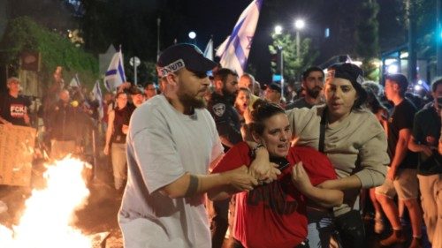 epaselect epa11418827 Police arrest an anti-government protester as they gather outside Prime ... epaselect epa11418827 Police arrest an anti-government protester as they gather outside Prime ...