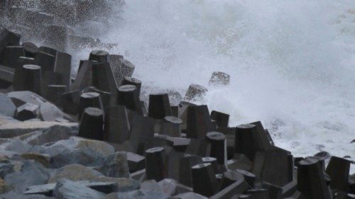 Waves of the Pacific Ocean pounding the coast during heavy rains in Vina del Mar, Chile June 13, ... Waves of the Pacific Ocean pounding the coast during heavy rains in Vina del Mar, Chile June 13, ...