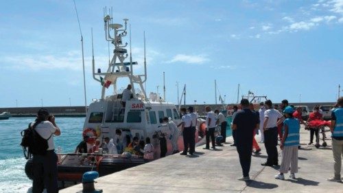 + Barca migranti si capovolge al largo Calabria, 50 dispersi ++E' avvenuto a cento miglia dalla ...