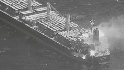 Esplosioni vicino a una nave al largo dello Yemen QUO-141 Esplosioni vicino a una nave al largo dello Yemen QUO-141