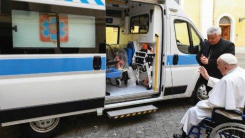 Il Pontefice dona una terza ambulanza a un ospedale ucraino QUO-142 Il Pontefice dona una terza ambulanza a un ospedale ucraino QUO-142