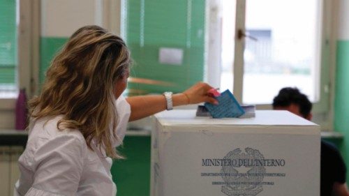 Foto generiche di un seggio elettorale (a Foligno) dove oggi si vota per il ballottaggio. Foto generiche di un seggio elettorale (a Foligno) dove oggi si vota per il ballottaggio.