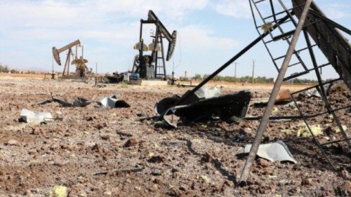 Siria: l’Is incendia i pozzi di petrolio nell’est QUO-144 Siria: l’Is incendia i pozzi di petrolio nell’est QUO-144