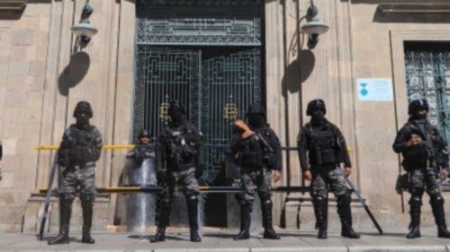 epa11442377 Police officers stand guard in front of the government palace in La Paz, Bolivia, 27 ... epa11442377 Police officers stand guard in front of the government palace in La Paz, Bolivia, 27 ...