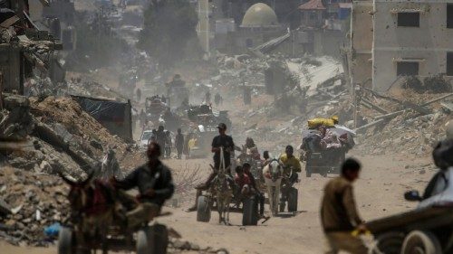 epaselect epa11453013 Internally displaced Palestinians leave with their belongings following an ... epaselect epa11453013 Internally displaced Palestinians leave with their belongings following an ...