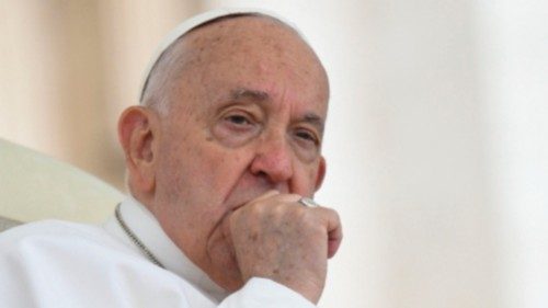  Il dolore e il turbamento del Papa  per la violenza a Kyiv e a Gaza  QUO-154