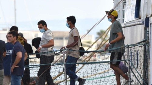 Migranti sbarcano dall''imbarcazione della ong 'Humanity1' con a bordo 186 i migranti soccorsi al ... Migranti sbarcano dall''imbarcazione della ong 'Humanity1' con a bordo 186 i migranti soccorsi al ...