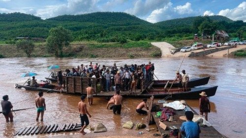 This photo taken on July 8, 2024 shows displaced people from Lashio crossing the Dokhtawaddy river ... This photo taken on July 8, 2024 shows displaced people from Lashio crossing the Dokhtawaddy river ...