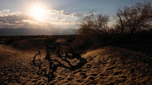 TOPSHOT - The sun sets over the Mesquite Flat Sand Dunes in Death Valley National Park, near Furnace ... TOPSHOT - The sun sets over the Mesquite Flat Sand Dunes in Death Valley National Park, near Furnace ...