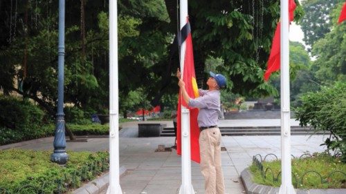 epa11491038 A man prepares to fly the Vietnamese flag at half-mast in preparation for the state ... epa11491038 A man prepares to fly the Vietnamese flag at half-mast in preparation for the state ...