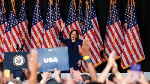 TOPSHOT - US Vice President and Democratic Presidential candidate Kamala Harris waves to the crowd ... TOPSHOT - US Vice President and Democratic Presidential candidate Kamala Harris waves to the crowd ...