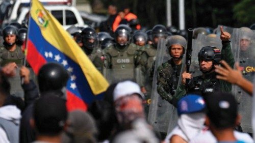 TOPSHOT - Members of the Bolivarian National Guard clash with opponents of Venezuelan President ... TOPSHOT - Members of the Bolivarian National Guard clash with opponents of Venezuelan President ...