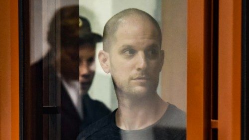 epa11487413 The Wall Street Journal (WSJ) correspondent Evan Gershkovich stands inside a glass ... epa11487413 The Wall Street Journal (WSJ) correspondent Evan Gershkovich stands inside a glass ...