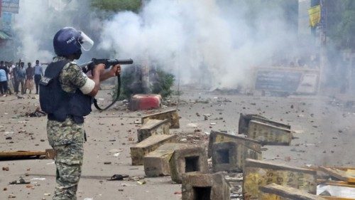 TOPSHOT - Police use tear gas to disperse student protestors in Bogura on August 4, 2024. (Photo by ... TOPSHOT - Police use tear gas to disperse student protestors in Bogura on August 4, 2024. (Photo by ...