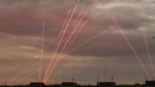 Zelensky accoglie i primi F-16 ma per Kyiv non sono sufficienti QUO-177 Zelensky accoglie i primi F-16 ma per Kyiv non sono sufficienti QUO-177