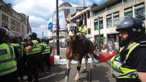 epa11522425 Mounted police move in as violence breaks out in Manchester, Britain, 03 August 2024. ... epa11522425 Mounted police move in as violence breaks out in Manchester, Britain, 03 August 2024. ...