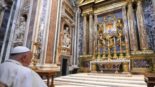 In preghiera ai piedi della Vergine per invocare la pace nel mondo QUO-178 In preghiera ai piedi della Vergine per invocare la pace nel mondo QUO-178