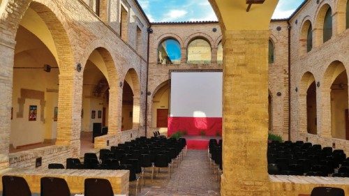 Mettere in scena chi è dietro le quinte QUO-180 Mettere in scena chi è dietro le quinte QUO-180