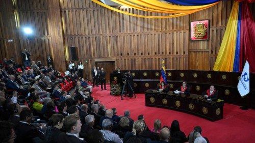 Venezuelan Supreme Court of Justice (TSJ) President Caryslia Rodriguez (C) delivers a statement by ... Venezuelan Supreme Court of Justice (TSJ) President Caryslia Rodriguez (C) delivers a statement by ...