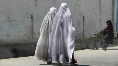epaselect epa11560355 Burqa-clad Afghan women walk on a road in Kandahar, Afghanistan, 22 August ... epaselect epa11560355 Burqa-clad Afghan women walk on a road in Kandahar, Afghanistan, 22 August ...