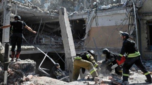 TOPSHOT - Ukrainian emergency services carry out a search and rescue operation among the rubble of a ... TOPSHOT - Ukrainian emergency services carry out a search and rescue operation among the rubble of a ...