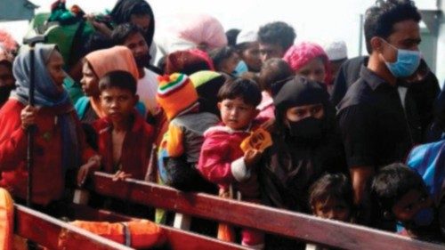 Esercitazioni militari cinesi al confine con il Myanmar QUO-192 Esercitazioni militari cinesi al confine con il Myanmar QUO-192