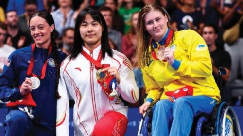 (L/R) Silver medalist US' Ellie Marks, gold medalist China's Yuyan Jiang and bronze medalist ... (L/R) Silver medalist US' Ellie Marks, gold medalist China's Yuyan Jiang and bronze medalist ...