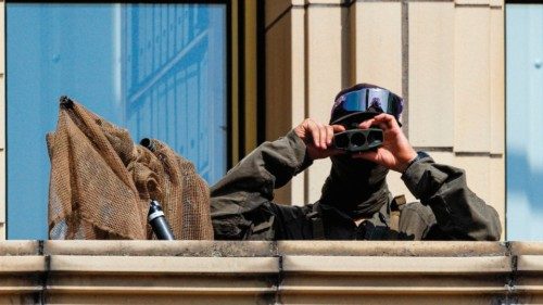 A sniper secures the area during the last electoral campaign meeting of the Social Democratic Party ... A sniper secures the area during the last electoral campaign meeting of the Social Democratic Party ...