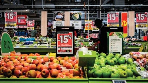 (FILES) A customer buys vegetables in a Casino Hyperfrais hypermarket, in Villefranche-sur-Saone, ... (FILES) A customer buys vegetables in a Casino Hyperfrais hypermarket, in Villefranche-sur-Saone, ...