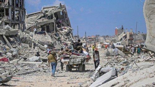 epaselect epa11572800 Internally displaced Palestinians walk past their destroyed houses as they ... epaselect epa11572800 Internally displaced Palestinians walk past their destroyed houses as they ...