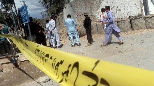 epaselect epa11578238 Pakistani security officials inspect the scene of a blast in Quetta, the ... epaselect epa11578238 Pakistani security officials inspect the scene of a blast in Quetta, the ...