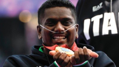 L'atleta paralimpico italiano, Rigivan Ganeshamoorthy riceve la medaglia d'oro nel lancio del disco ... L'atleta paralimpico italiano, Rigivan Ganeshamoorthy riceve la medaglia d'oro nel lancio del disco ...