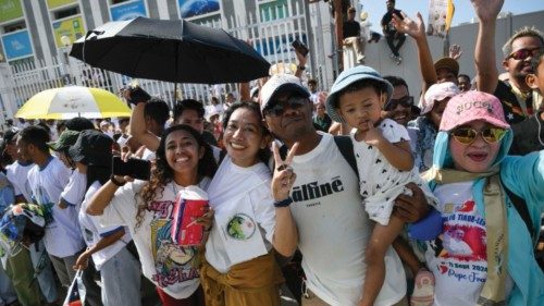 Il calore di una folla immensa nel Paese asiatico con il 98% di cattolici QUO-203 Il calore di una folla immensa nel Paese asiatico con il 98% di cattolici QUO-203