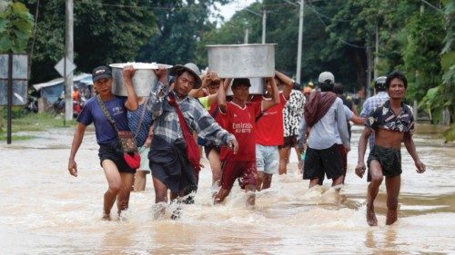 epa11603198 Volunteers carry the food for flood victims in Taungoo, Bago division, Myanmar, 14 ... epa11603198 Volunteers carry the food for flood victims in Taungoo, Bago division, Myanmar, 14 ...