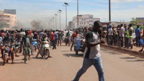 epaselect epa11609789 Local residents react near the site of an attack in Bamako, Mali, 17 September ... epaselect epa11609789 Local residents react near the site of an attack in Bamako, Mali, 17 September ...