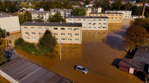 epaselect epa11610399 A view of a flooded area in Skorogoszcz, Opole Voivodeship, Poland, 17 ... epaselect epa11610399 A view of a flooded area in Skorogoszcz, Opole Voivodeship, Poland, 17 ...