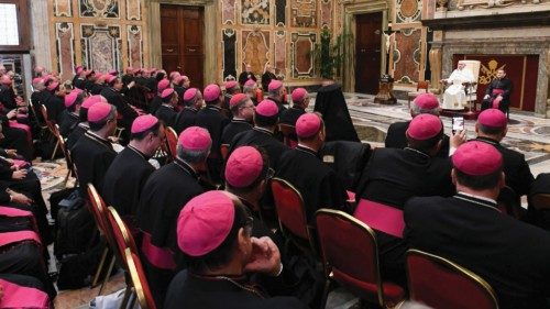 Udienza ai partecipanti al corso di formazione per nuovi vescovi QUO-212 Udienza ai partecipanti al corso di formazione per nuovi vescovi QUO-212