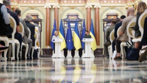 European Commission President Ursula von der Leyen (L) and Ukrainian President Volodymyr Zelensky ... European Commission President Ursula von der Leyen (L) and Ukrainian President Volodymyr Zelensky ...