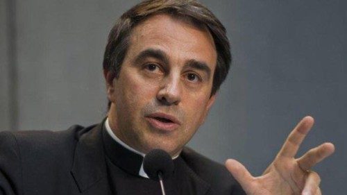 Sminuita e denigrata la famiglia rimane fondamento della società QUO-218 Sminuita e denigrata la famiglia rimane fondamento della società QUO-218