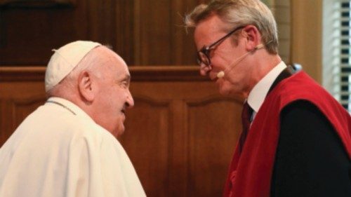 Dignità e ospitalità per chi bussa alle porte dell’Europa QUO-220 Dignità e ospitalità per chi bussa alle porte dell’Europa QUO-220