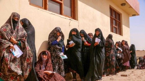 Afghan women wait to receive fiscal aid from Afghan Red Crescent Society (ARCS) in Kohsan district ... Afghan women wait to receive fiscal aid from Afghan Red Crescent Society (ARCS) in Kohsan district ...