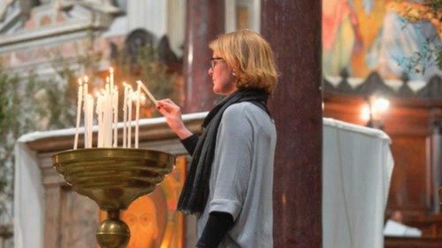 In comunione con la Chiesa e con il mondo QUO-227 In comunione con la Chiesa e con il mondo QUO-227