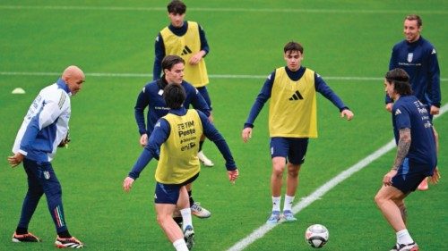 Da (S) il ct della Nazionale Luciano Spalletti durante lllenamento pomeridiano a Coverciano della ... Da (S) il ct della Nazionale Luciano Spalletti durante lllenamento pomeridiano a Coverciano della ...