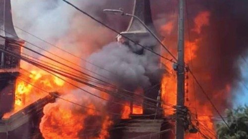 A fuoco in Cile una storica chiesa QUO-233 A fuoco in Cile una storica chiesa QUO-233