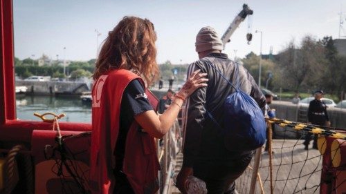 Le operazioni di sbarco dei 47 migranti a bordo della nave ong 'Ocean Viking' al terminal di ... Le operazioni di sbarco dei 47 migranti a bordo della nave ong 'Ocean Viking' al terminal di ...