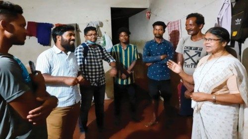 Portare la fiaccola della speranza fra i migranti del Kerala QUO-240 Portare la fiaccola della speranza fra i migranti del Kerala QUO-240