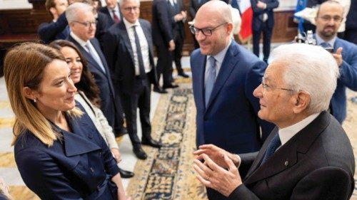 Il Presidente Sergio Mattarella con Roberta Metsola, Presidente del Parlamento europeo, e Lorenzo ... Il Presidente Sergio Mattarella con Roberta Metsola, Presidente del Parlamento europeo, e Lorenzo ...