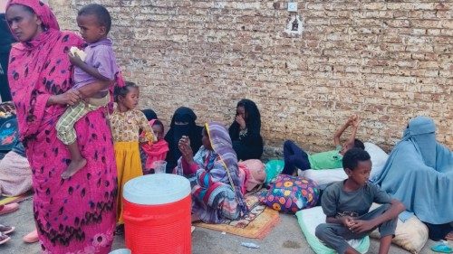 Sudanese, displaced from the Jazirah district, arrive in the eastern city of Gedaref on October 26, ... Sudanese, displaced from the Jazirah district, arrive in the eastern city of Gedaref on October 26, ...